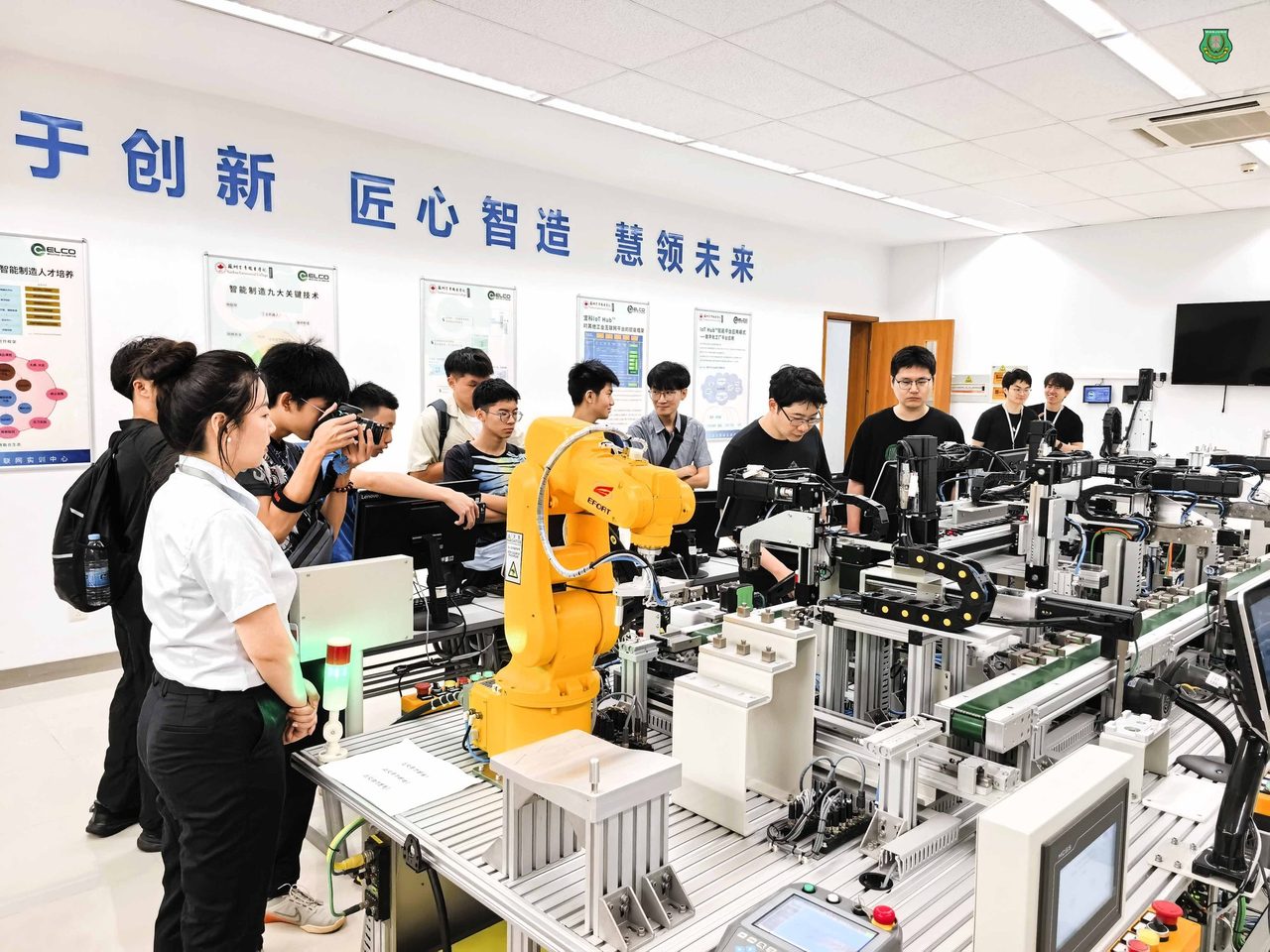 南华独中苏州研学团参观智能制造实训基地,观摩机械手臂实操