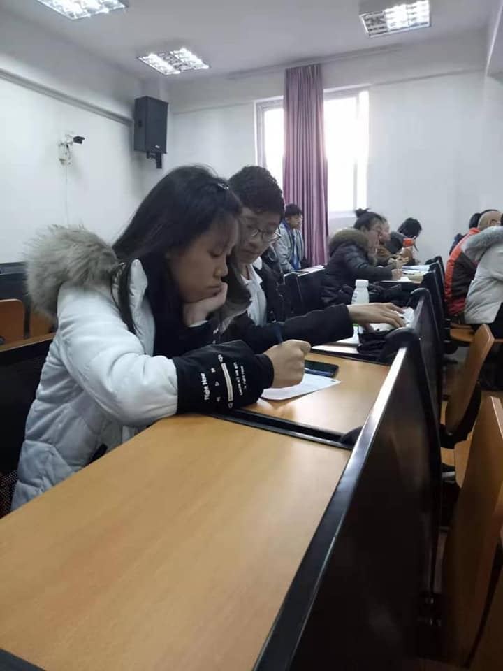 今天南华天使们与五杰学校的学生一起上课并体验不同的教学方式。分别是语文课《京剧趣