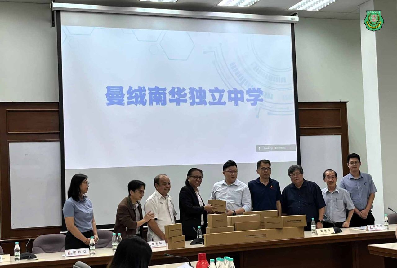 南华独中获赠理科实验数字化器材